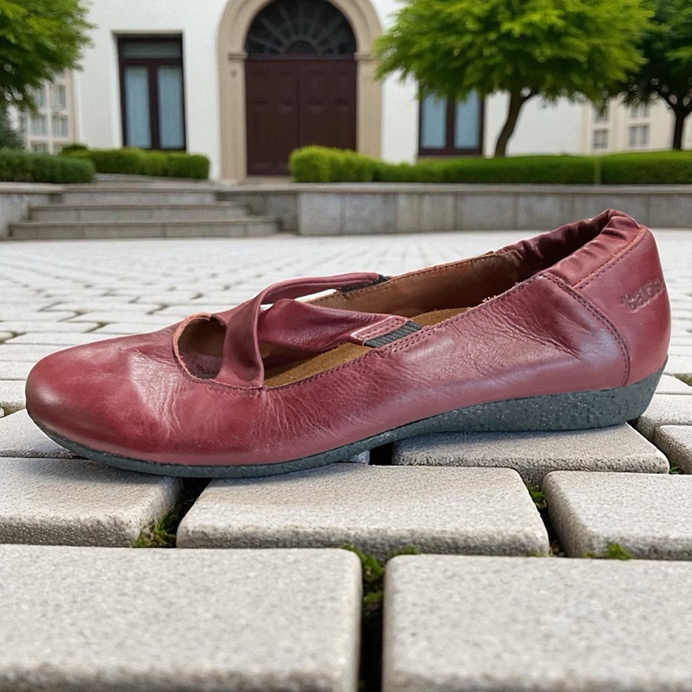 Taos Footwear Crosstown Leather Flats Cranberry Women’s Size 9